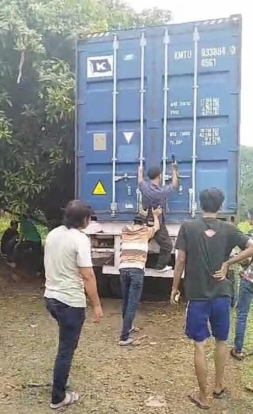 Kontainer impor alat tulis milik TKU menggunakan armada sendiri